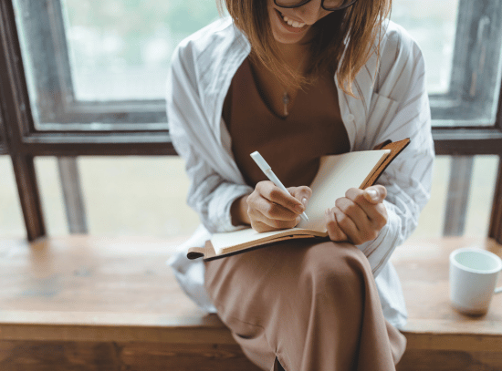 Mujer escribiendo lista de características