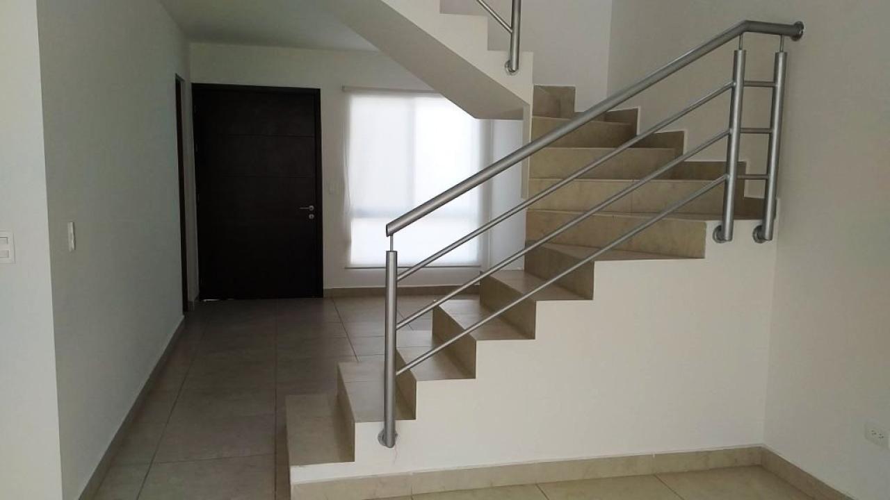 Escalera en "U" separa recibidor del área social