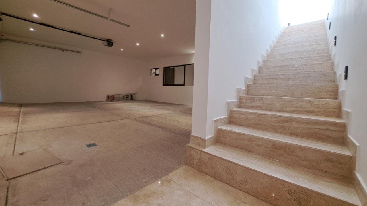 Estacionamiento y acceso a casa en planta baja