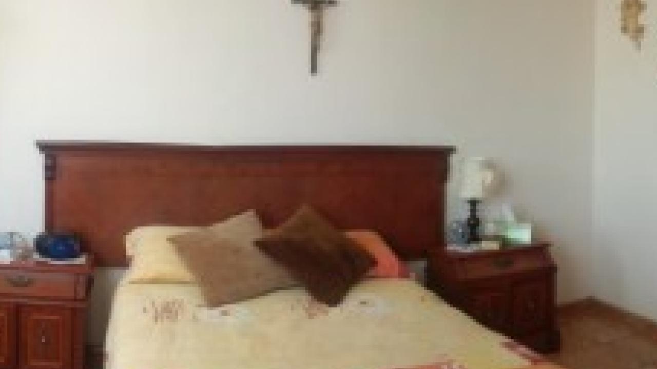 Recámara principal con vestidor y baño privado