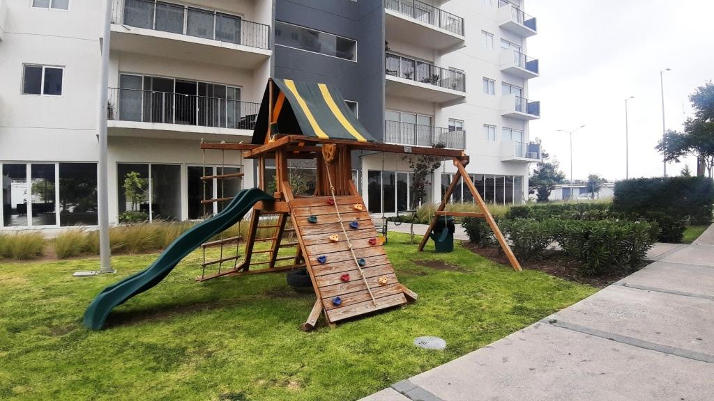 Playground en jardines de alberca y palapa