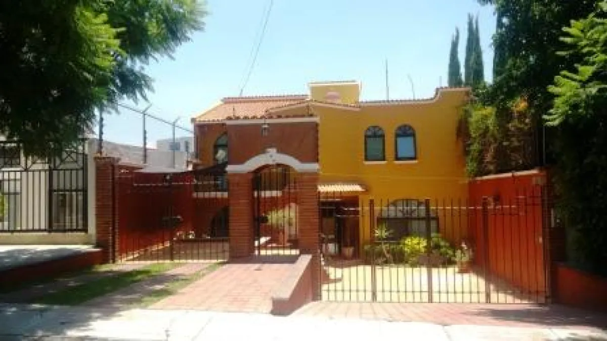 Fachada de Casa en Arboledas, Querétaro