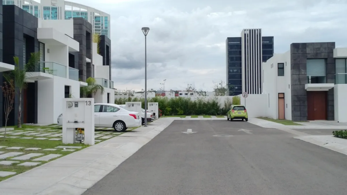 Vialidad interior Casa Renta Pontevedra Juriquilla Querétaro